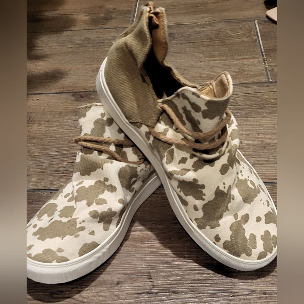 Ladies Leapord/ Camo print high-top sneakers, Very G, from the Buckle. Size 7